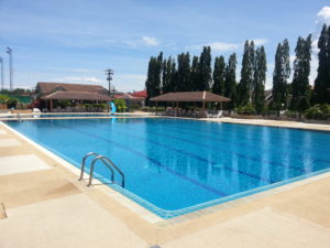 Swimmingpool mit überdachten Ruhebereichen