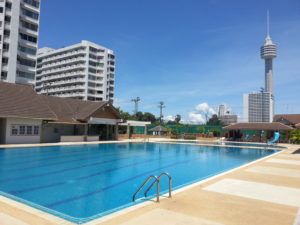 Swimmingpool mit Restaurant und Sanitärbereich